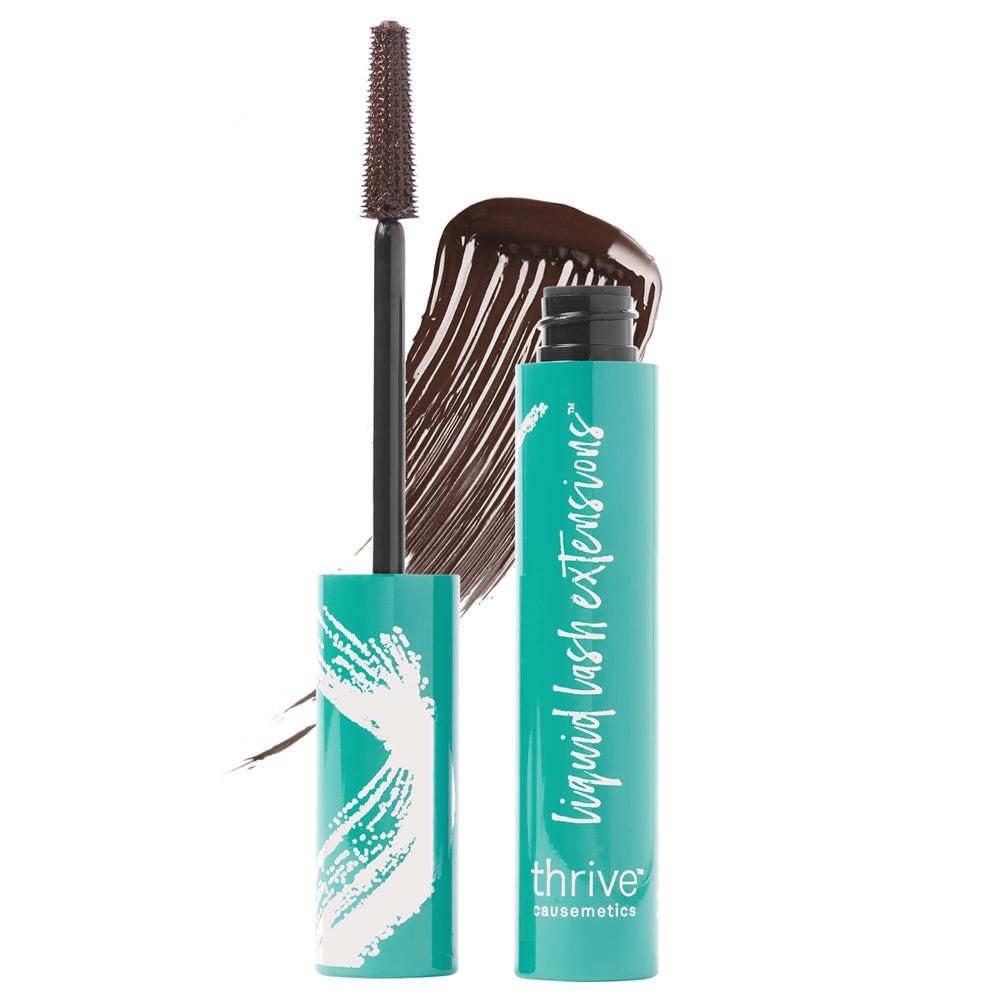 Thrive Causemetics Liquid Lash Extensions Mascara — brosse en action et définition longue tenue.