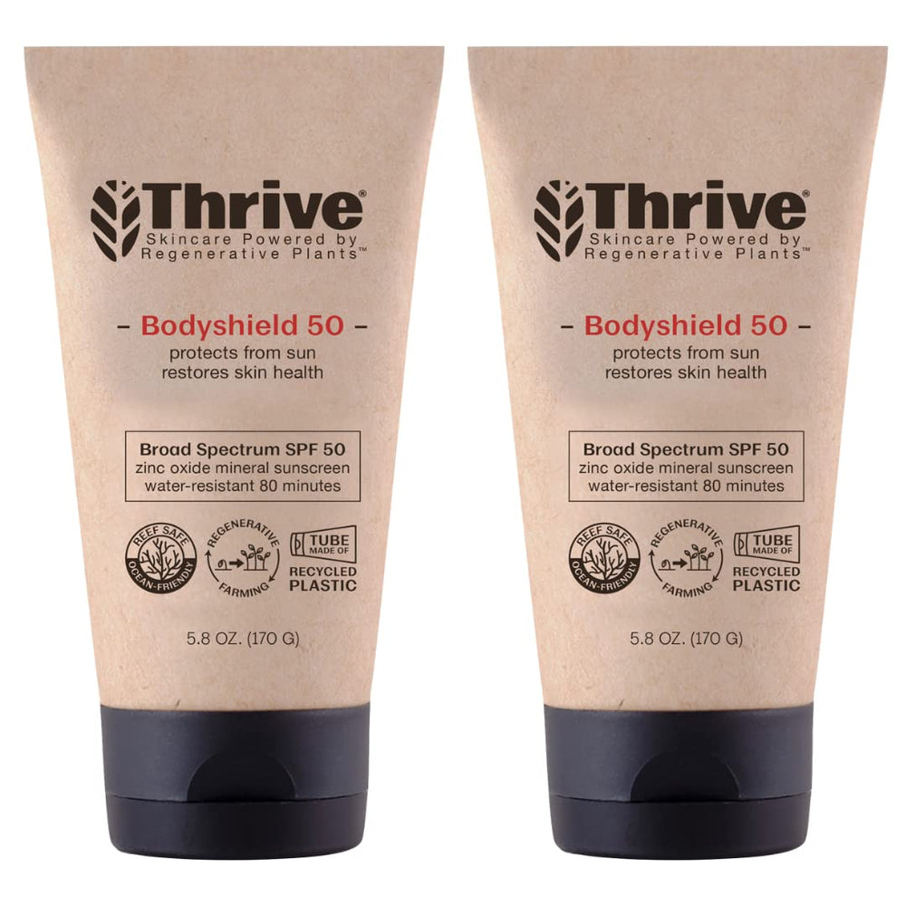Protector solar Thrive Natural Care en playa, enfoque arrecife, SPF50 para playa.