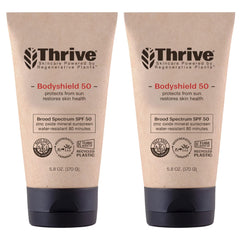 Protector solar Thrive Natural Care en playa, enfoque arrecife, SPF50 para playa.