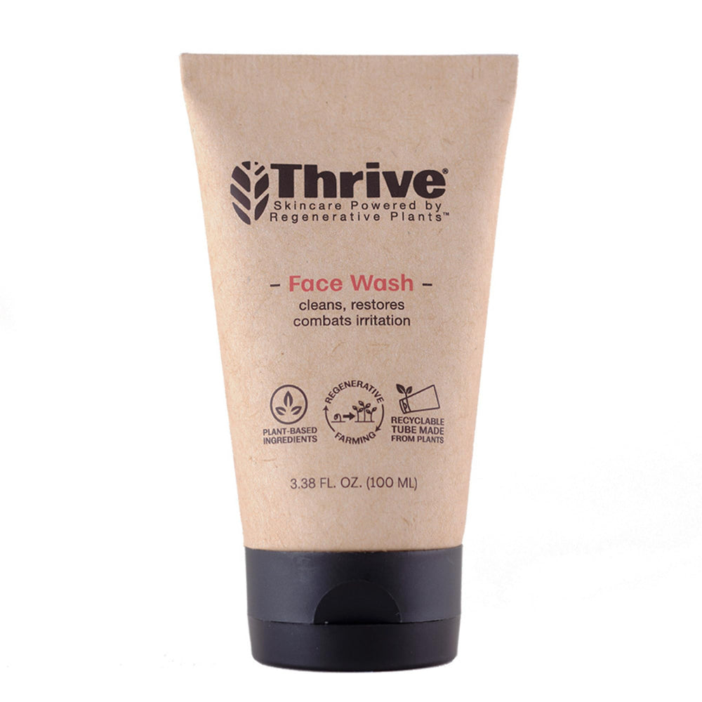 Thrive Natural Care limpiador facial gel diario en mano, purifica la piel sin resecar.