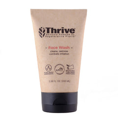 Thrive Natural Care limpiador facial gel diario en mano, purifica la piel sin resecar.