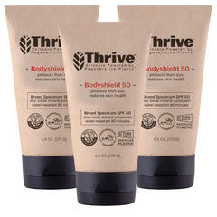 Thrive Natural Care protector solar mineral SPF50, enfoque visual: tubo de producto, aplicación suave.