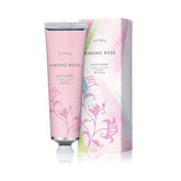 Thymes crema de manos Kimono Rose en frasco, hidratación suave para uso diario.