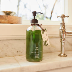 Étiquette en tissu suspendue sur le flacon Thymes Hand Wash Frasier Fir