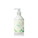Loción de manos Thymes albahaca fresca en botella elegante para hidratación suave.