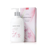 Lotion Thymes Kimono Rose en bouteille, hydratation rapide et légère.