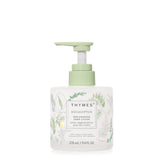 Thymes Lotion Mains Replenissante dans un flacon verre élégant pour hydrater les mains.