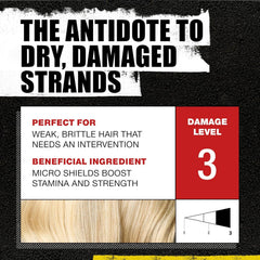 Champú Resurrección Bed Head de TIGI: persona masajeando la espuma en medias y puntas para reparación.