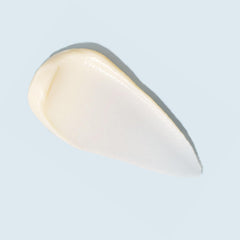 Aplicación suave de TIZO Eye Renewal SPF20 alrededor de los ojos, sin color.