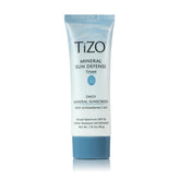 TiZO Protección Solar Mineral con tono en botella, acabado natural para uso diario.