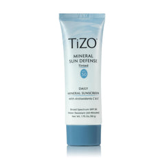 TiZO Protección Solar Mineral con tono en botella, acabado natural para uso diario.