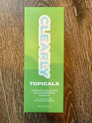 Topicals Clearly Acne brume — pulvérisateur en main, application facile sur la peau.