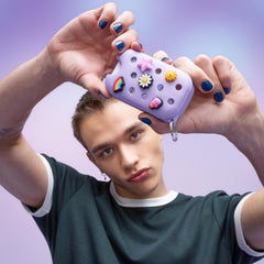 Touchland Crocs Mist Case con llavero para acceso rápido.