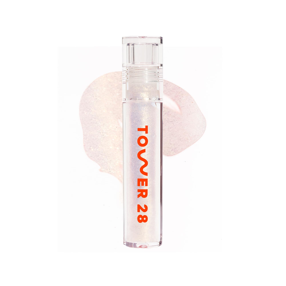 Tower 28 ShineOn Lip Jelly aplicación suave con brillo dorado sutil.