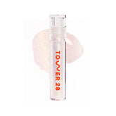 Tower 28 ShineOn Lip Jelly aplicación suave con brillo dorado sutil.