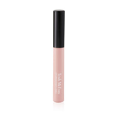 Trish McEvoy Eye Brightener dans le coin interne pour agrandir visuellement l’œil.