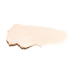 Trish McEvoy Eye Brightener le long de la ligne des cils pour un regard plus frais.