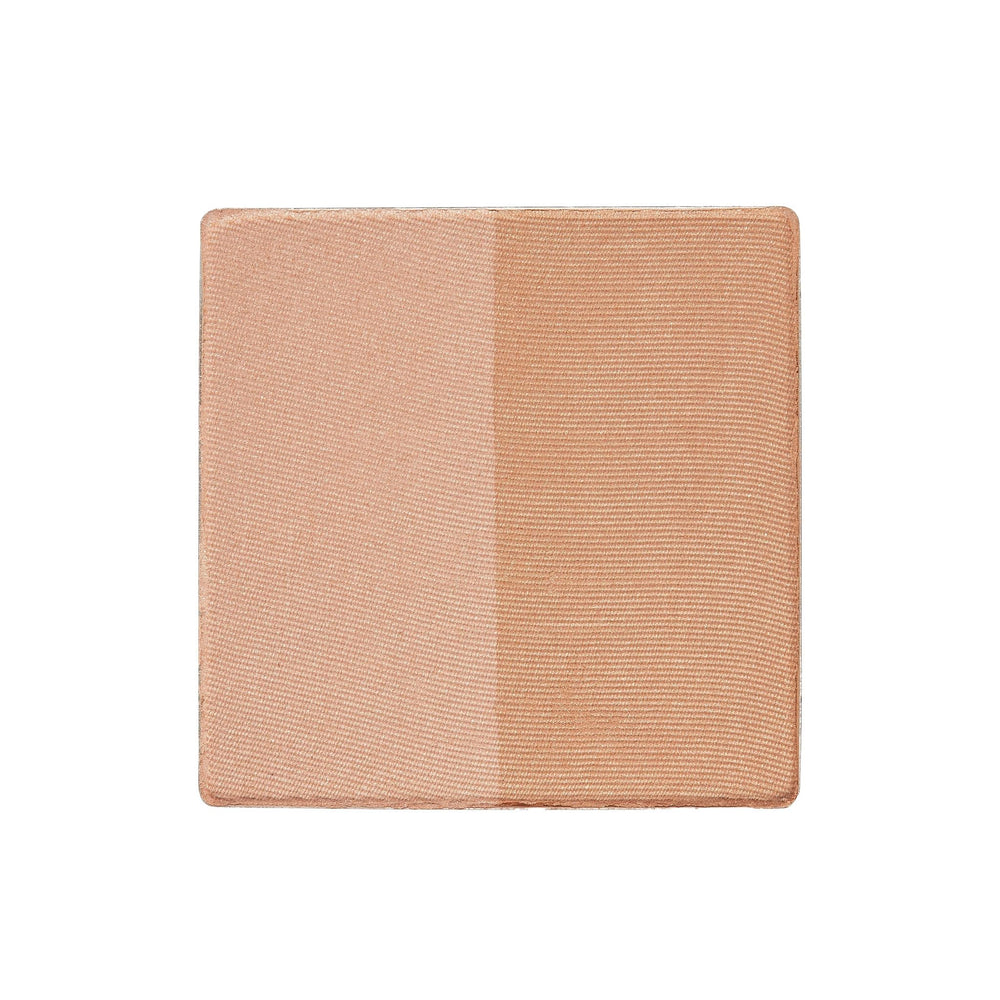 Trish McEvoy Dual Resort Bronzer Refill en compacto de dos niveles para un bronceado uniforme.