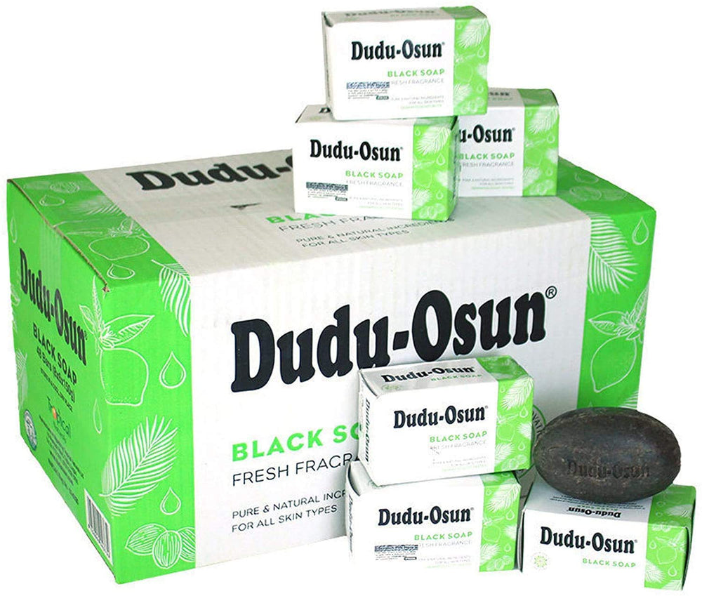 Savon noir africain Dudu Osun de Tropical Naturals dans son emballage, soin quotidien en douceur.