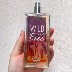 Tru Fragrance Beauty Amber Sundance etiqueta: empaque elegante que destaca la fragancia.