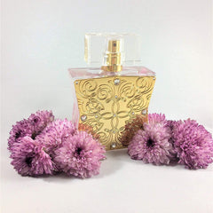 Tru Fragrance Beauty Lace, frasco en primer plano, enfocado para captar su acabado refinado.