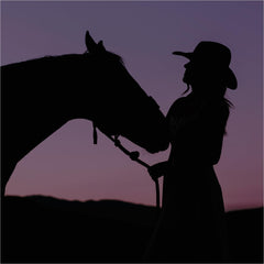 Tru Fragrance Beauty Yellowstone Dusk detalle de etiqueta en relieve y diseño sofisticado.