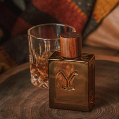 Ambiente exterior sugiere fragancia para uso al aire libre.
