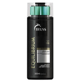 TRUSS Equilibrium Shampoing en bouteille purifiant le cuir chevelu gras et hydratant les longueurs.