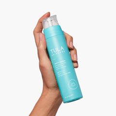 TULA Secret Solution Tónico mejora la textura con exfoliación suave y uniforme.