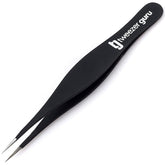 TWEEZER GURU pinzas punta aguja para cejas, precisión y control al depilar.