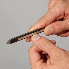 Coupe-ongles Tweezerman à lame incurvée pour ongles nets.