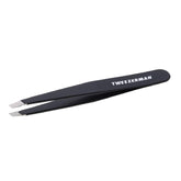 Tweezerman G.E.A.R. pinza biselada para hombres Midnight, precisión en cada trazo.