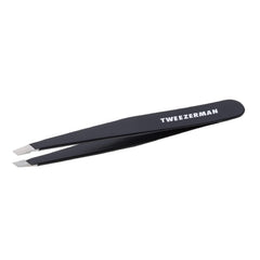 Tweezerman G.E.A.R. pinza biselada para hombres Midnight, precisión en cada trazo.