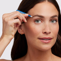 Puntas finamente limadas que sujetan cada pelo para arreglo de cejas definido.