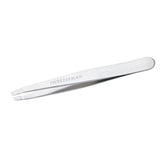 Pinza Tweezerman de inclinación de 25° para cejas, primer plano y precisión.