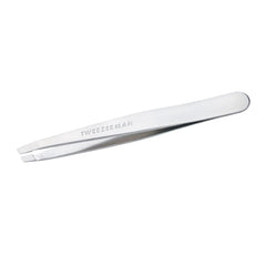 Pinza Tweezerman de inclinación de 25° para cejas, primer plano y precisión.
