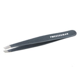 Tweezerman pinza inclinada azul, puntas alineadas para depilar cejas con precisión.