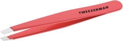 Tweezerman Slant 25° para cejas, precisión en depilación.