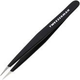 Pinzas Tweezerman con punta precisa en acero inoxidable para más control.