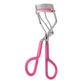 Rizador Tweezerman rosa neón visto de frente para curvar pestañas con confort.