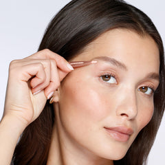 Tweezerman Rose Gold Mini Slant; diseño compacto ideal para retoques diarios.