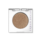 URBAN DECAY 24/7 Half Baked, aplicación con dedo para brillo dorado intenso.