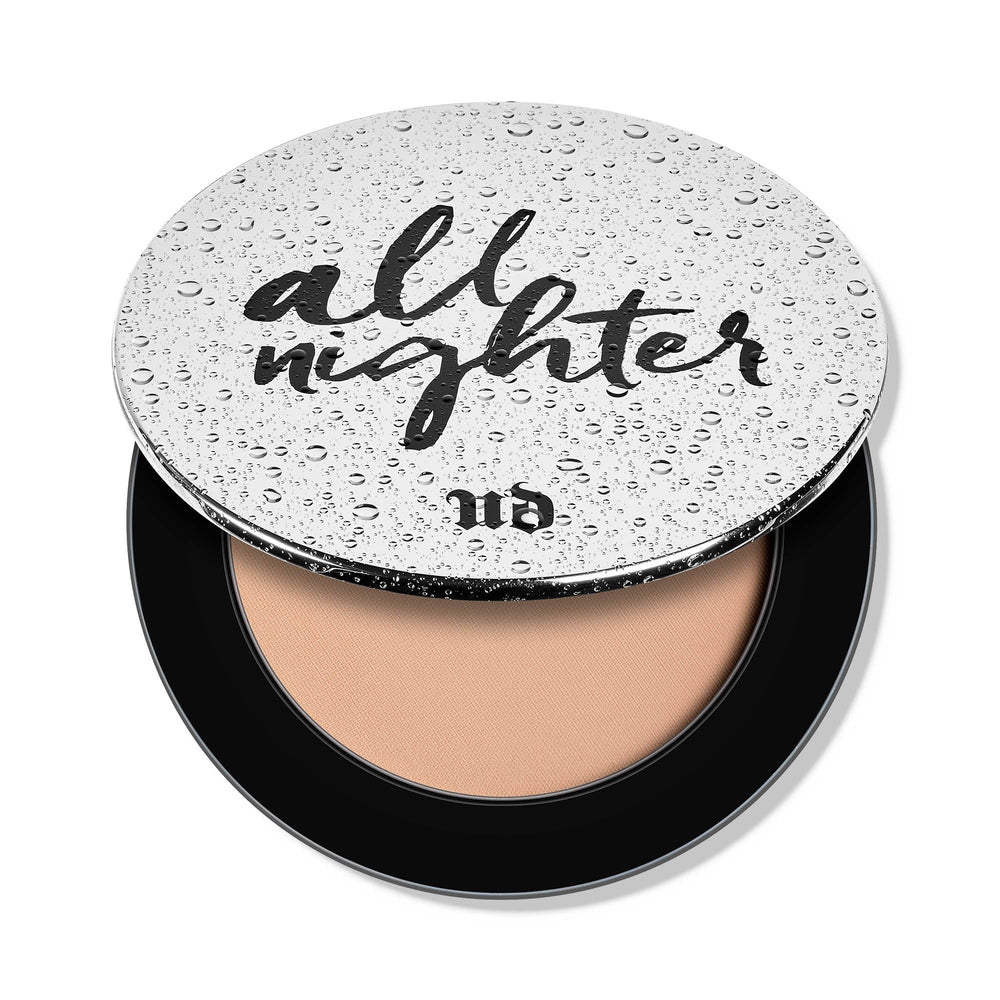 Polvo fijador Urban Decay All Nighter en empaque para retoques duraderos.