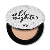 Polvo fijador Urban Decay All Nighter en empaque para retoques duraderos.
