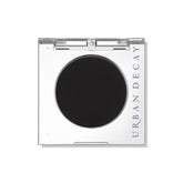 URBAN DECAY 24/7 Blackout, sombra mate negra, para delinear mirada intensa.