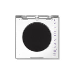 URBAN DECAY 24/7 Blackout, sombra mate negra, para delinear mirada intensa.