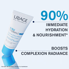 Aplicación suave de Uriage en rostro para una base de maquillaje uniforme.