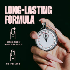 Protege uñas naturales con capa protectora durante la manicura.
