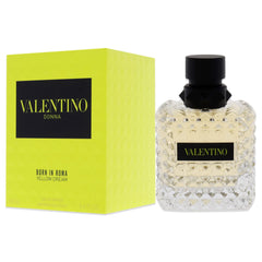 Valentino Donna Nacida en Roma Sueno Amarillo, spray en mano para momentos especiales.