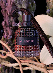 Valentino Uomo Born in Roma Intense, envase premium para un toque masculino en el tocador.